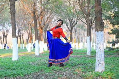 LUANNAN COUNTY, Çin - 24 Ekim 2021: Parkta, Kuzey Çin 'de kadınlar oynuyor