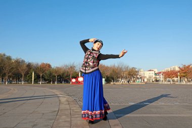 LUANNAN COUNTY, Çin - 14 Kasım 2021: Güzel elbiseli kadınlar parkta dans ediyorlar, North Chin