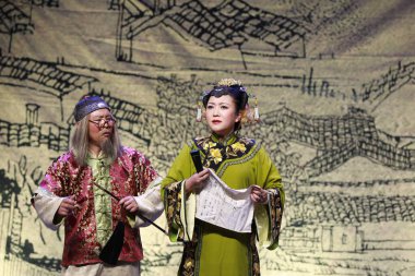 Tangshan, Çin - 21 Aralık 2021: Geleneksel Çin tiyatro sahnesi performansı, Kuzey Çin