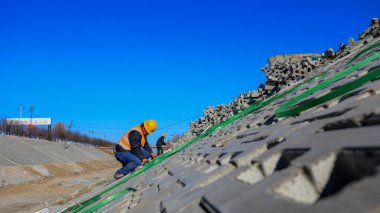 Tangshan, Çin - 24 Aralık 2021: İşçiler Kuzey Çin 'deki bir su koruma projesi sahasında nehir yamaç koruması inşa ediyorlar