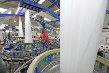 LUANNAN COUNTY, Çin - 12 Ocak 2022: İşçiler plastik fiber tekstil üretim hattı, Kuzey Chin