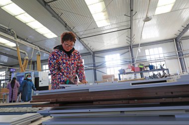 LUANNAN COUNTY, Çin - 24 Şubat 2022: İşçiler Kuzey Çin 'deki bir fabrikada üretim hattı üzerinde sıkı çalışıyorlar