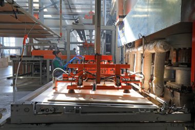 LUANNAN COUNTY, Çin - 24 Şubat 2022: İşçiler Kuzey Çin 'deki bir fabrikada üretim hattı üzerinde sıkı çalışıyorlar