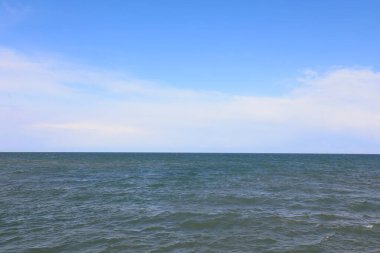 Mavi gökyüzünün altında okyanus ve beyaz bulutlar, Kuzey Çin