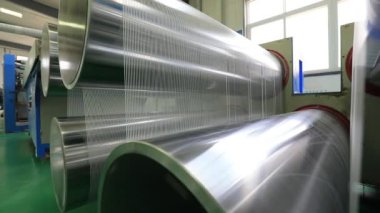 Yüksek hızlı dönen plastik dokuma makineleri Kuzey Çin 'de bir üretim atölyesinde.