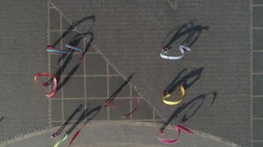 İnsanlar park meydanında spor için kurdele sallıyor, Kuzey Çin