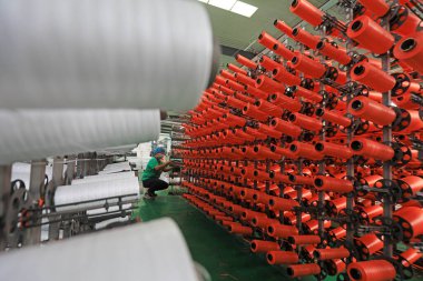 LUANNAN COUNTY, Çin - 17 Haziran 2021: İşçiler Kuzey Çin 'deki plastik dokuma atölyesinde sıkı çalışıyorlar