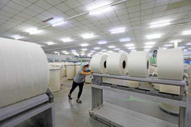 LUANNAN COUNTY, Çin - 31 Ağustos 2021: İşçiler Çin 'in kuzeyinde dönen hat üzerinde sıkı çalışıyorlar