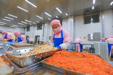 LUANNAN COUNTY, Çin - 6 Eylül 2021: İşçiler Çin 'deki bir atölyede ızgara gıdaları işliyorlar