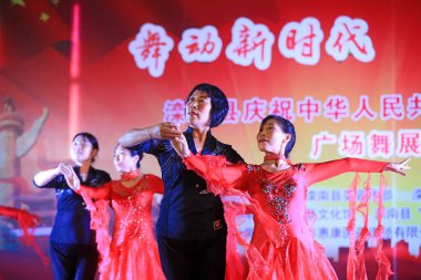 LUANNAN COUNTY, Çin - 27 Eylül 2021: Kare dansı gösterisi, Kuzey Çin