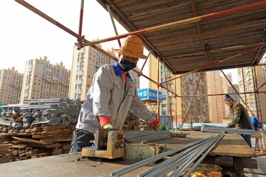 LUANNAN COUNTY, Çin - 15 Kasım 2021: takviye işçiler yoğun bir şekilde Kuzey Çin 'de bir inşaat alanında çalışıyor