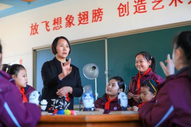 Tangshan, Çin - 17 Aralık 2021: Öğrenciler Kuzey Çin 'deki öğretmenlerin rehberliğinde kil heykel yapıyorlar