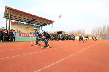 LUANNAN COUNTY, Çin - 15 Aralık 2021: Ortaokul öğrencileri buz pateni, Kuzey Çin.