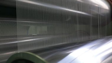 Yüksek hızlı dönen plastik dokuma makineleri Kuzey Çin 'de bir üretim atölyesinde.