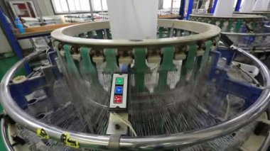 Yüksek hızlı dönen plastik dokuma makineleri Kuzey Çin 'de bir üretim atölyesinde.