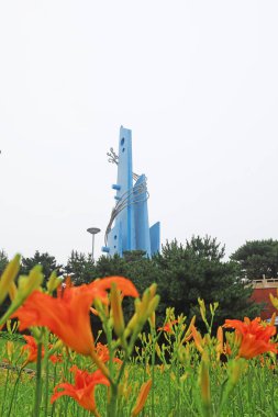 Kuzey Çin 'deki bir parkta çelik heykel mimari manzarası