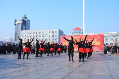 LUANNAN COUNTY, Çin - 1 Ocak 2022 Kare fitness Dansı gösterisi Kuzey Çin 'deki parkta