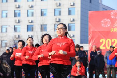 LUANNAN COUNTY, Çin - 1 Ocak 2022 Kare fitness Dansı gösterisi Kuzey Çin 'deki parkta