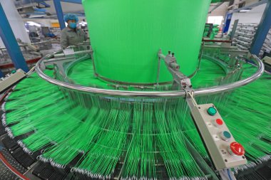 LUANNAN COUNTY, Çin - 12 Ocak 2022: İşçiler plastik fiber tekstil üretim hattı, Kuzey Chin