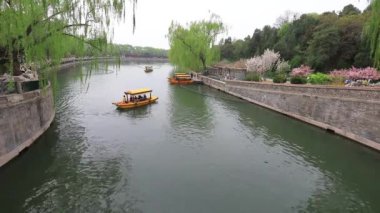 Pekin, Pekin 'deki Pekin Parkı' nda seyahat eden yolcu gemileri.