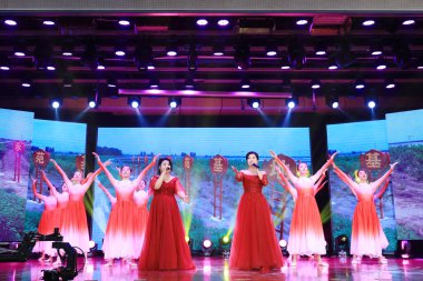 LUANNAN COUNTY, Çin - 20 Ocak 2022: Şarkı Kuzey Çene 'deki Bahar Festivali Galasında söylendi