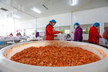 LUANNAN COUNTY, Çin - 18 Şubat 2022: işçiler Kuzey Çin 'deki turşu üretim hattı üzerinde sıkı çalışıyorlar