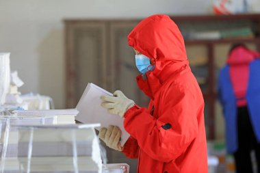 LUANNAN COUNTY, Çin - 24 Şubat 2022: personel, Kuzey Çin 'deki ilköğretim ve ortaokullara dağıtım için eğitim materyalleri düzenliyor