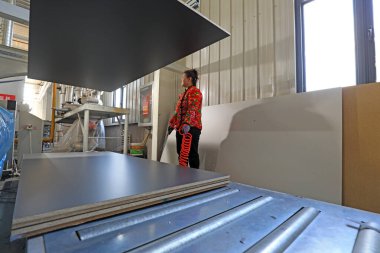 LUANNAN COUNTY, Çin - 24 Şubat 2022: İşçiler Kuzey Çin 'deki bir fabrikada üretim hattı üzerinde sıkı çalışıyorlar