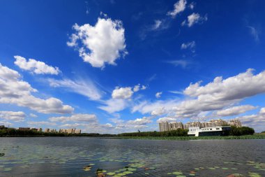 Güneşli deniz kenarı mimari manzarası, Kuzey Chin