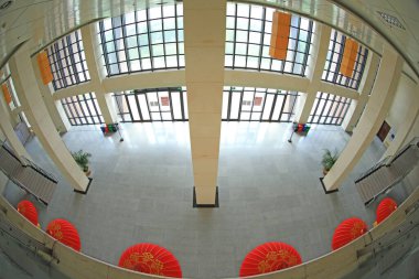 Çin geleneksel kırmızı fenerleri Kuzey Çin 'de bir tiyatroda.