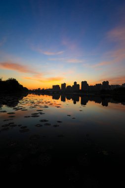Nehirler erken sabah manzarası, Kuzey Çin