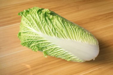 Lahana doğrama tahtasının üzerinde