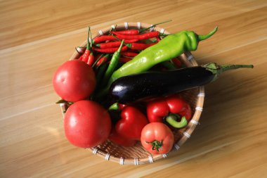 Domates, patlıcan ve biber doğrama tahtasının üzerinde.