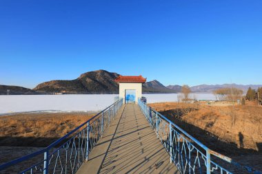 Dağ rezervuarı odası ve uzak kar, Kuzey Çin