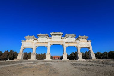 Taş kemer yolu Çin 'deki Qing Hanedanlığı' nın doğu mozolesinin manzaralı yerinde.