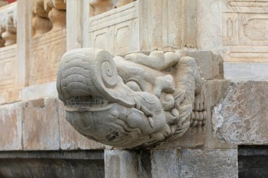 Ejderha kafası heykeli Pekin 'de bir tapınakta.