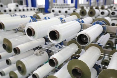 Plastik örgü üretim hattının mekanik ekipmanları bir fabrikada çalışıyor.