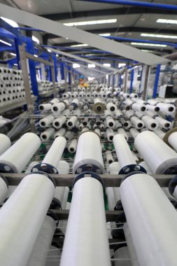 İşçiler Kuzey Çin 'deki plastik dokuma atölyesinde sıkı çalışıyorlar.