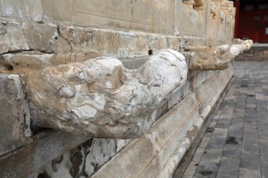 Pekin, Çin 'de çalışan insanların kültür sarayındaki kırık ejderha kafası heykeli.