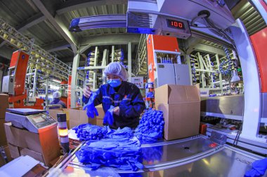 LUANNAN COUNTY, Çin - 27 Aralık 2021: bir tıbbi malzeme üretim şirketi olan North Chin 'de nitril eldiven üretim hattı