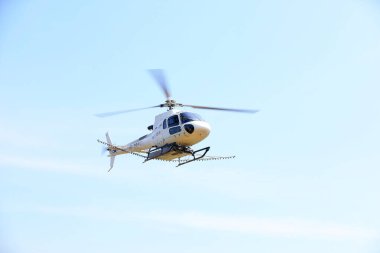 LUANNAN COUNTY, Çin - 2 Temmuz 2021: Böcek ilaçlarıyla dolu tarım helikopterleri gökyüzünde uçuyor, Çin
