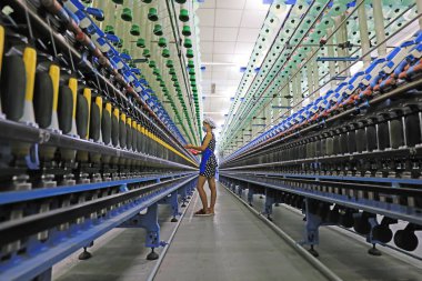 LUANNAN COUNTY, Çin - 31 Ağustos 2021: İşçiler Çin 'in kuzeyinde dönen hat üzerinde sıkı çalışıyorlar