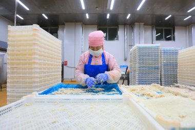 LUANNAN COUNTY, Çin - 6 Eylül 2021: İşçiler Çin 'deki bir atölyede ızgara gıdaları işliyorlar