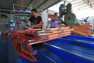 LUANNAN COUNTY, Çin - 14 Eylül 2021: İşçiler orak işleme hattı, Kuzey Chin