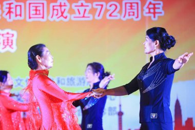 LUANNAN COUNTY, Çin - 27 Eylül 2021: Kare dansı gösterisi, Kuzey Çin