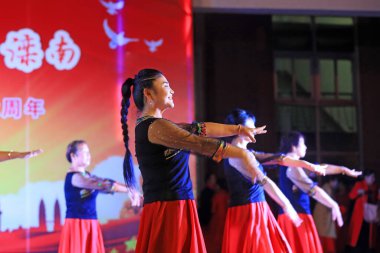 LUANNAN COUNTY, Çin - 27 Eylül 2021: Kare dansı gösterisi, Kuzey Çin