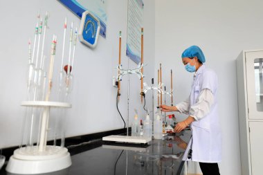 LUANNAN COUNTY, Çin - 28 Eylül 2021: Kimyager Kuzey Chin 'deki laboratuvarda tuz kalitesini kontrol ediyor