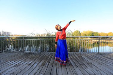 LUANNAN COUNTY, Çin - 17 Ekim 2021: Kadınlar parkta fitness dansı yapıyor, North Chin