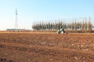LUANNAN COUNTY, Çin - 20 Ekim 2021: çiftçiler Kuzey Çin 'de buğday yetiştirmek için ekicileri kullanır