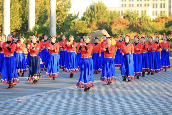 LUANNAN COUNTY, Çin - 17 Ekim 2021: Kadınlar parkta fitness dansı yapıyor, North Chin